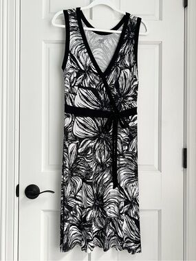 a.n.a. V Neck Black & White Tropical Flower Wrap Casual Dress Women's Size M